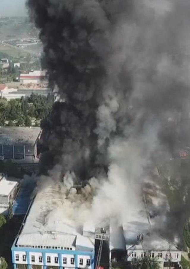 İstanbul'da fabrika yangını! Alevler 3 binaya daha sıçradı, ekipler olay yerinde