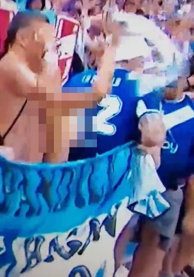 TRT'de Dünya Kupası finalini izleyenlerin üstsüz kadın taraftarı ekranda görünce ağzı açık kaldı