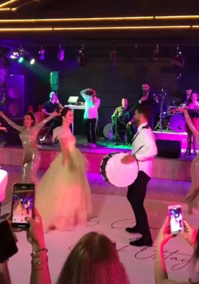 Berk Oktay ile evlenmeye hazırlanan Yıldız Çağrı Atiksoy kına gecesi yaptı