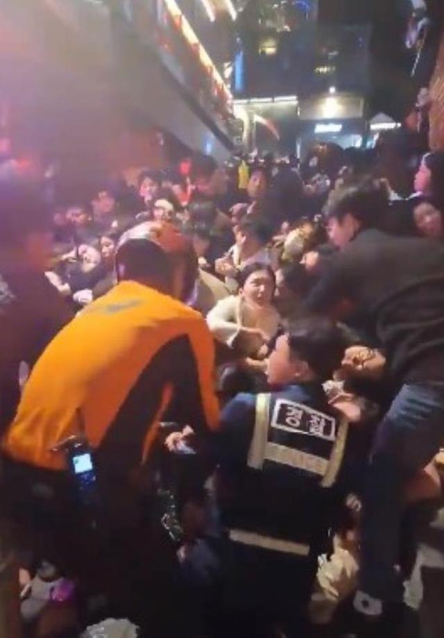Güney Kore'de 151 kişinin öldüğü izdihamın görüntüleri ortaya çıktı! Binlerce kişi iç içe geçerek adeta kilitlenmiş