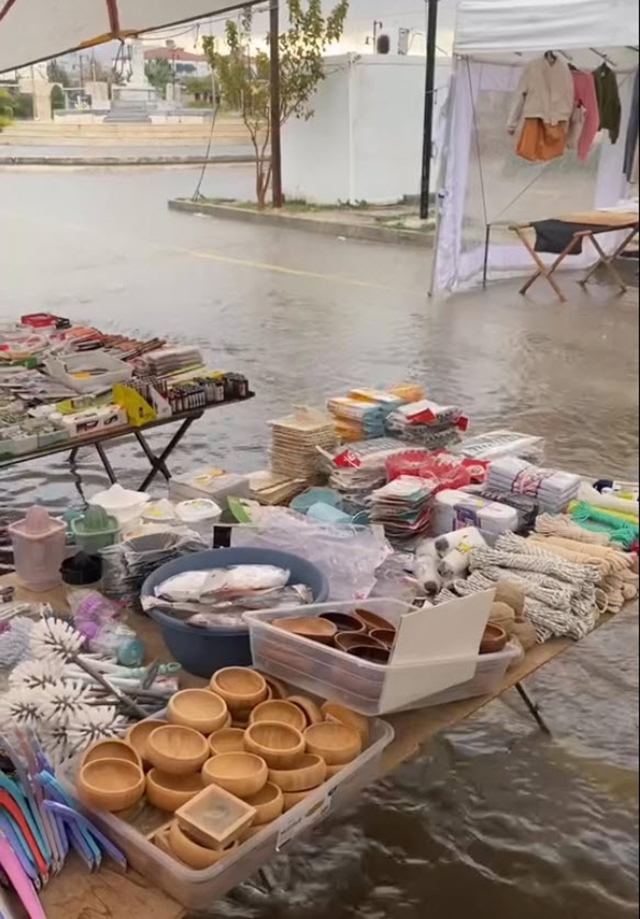 İzmir'de pazar yerini göle döndü, masa ve sandalyeler akıntıda sürüklendi