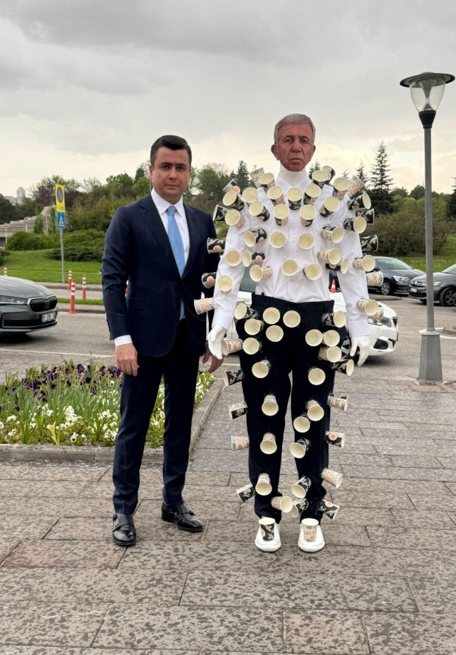 Osman Gökçek, Meclis'e Yavaş maskeli cansız mankenle geldi
