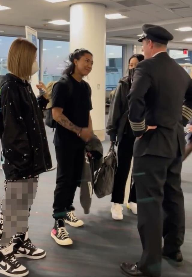 Dünyaca ünlü kadın DJ, eşofmanı uygun bulunmadığı için uçakta yarı çıplak soyuldu