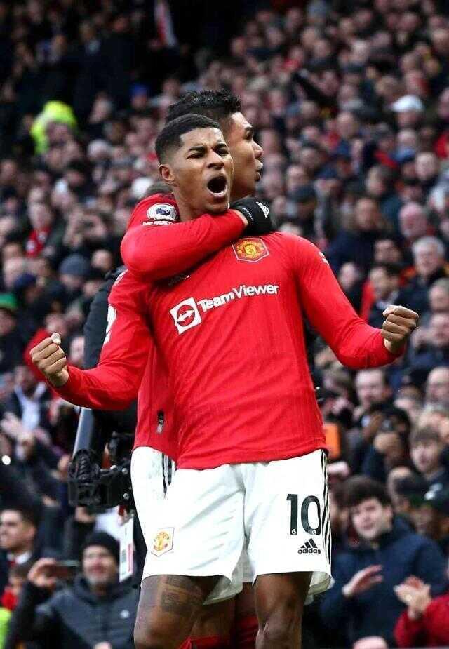 Derbide geriden geldiler! Manchester United, City'i 2 golle geçti