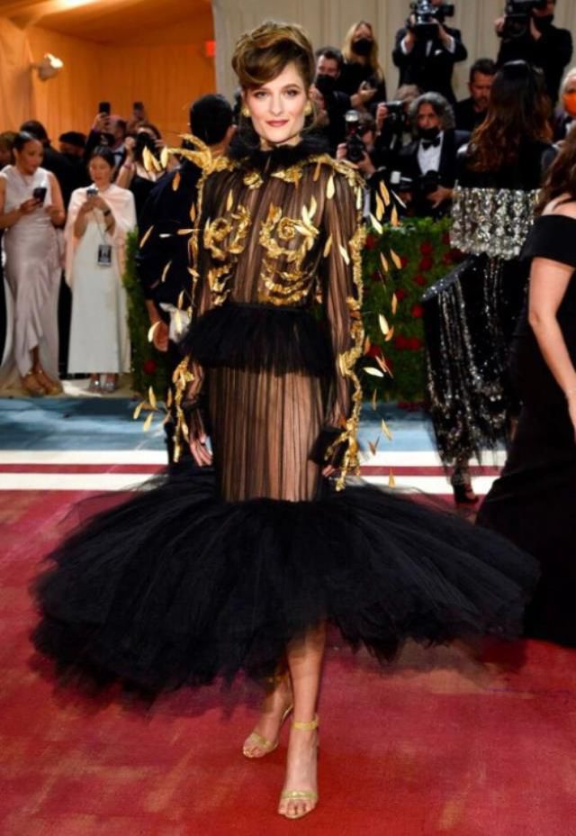 Met Gala'da şıklık yarışı! Gelinlikle katılan da oldu avizeyi andıran elbiseyle de