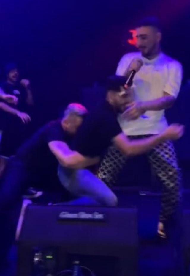 Konserinde hayranının saldırısına uğrayan Uzi, konserini yarıda kesti