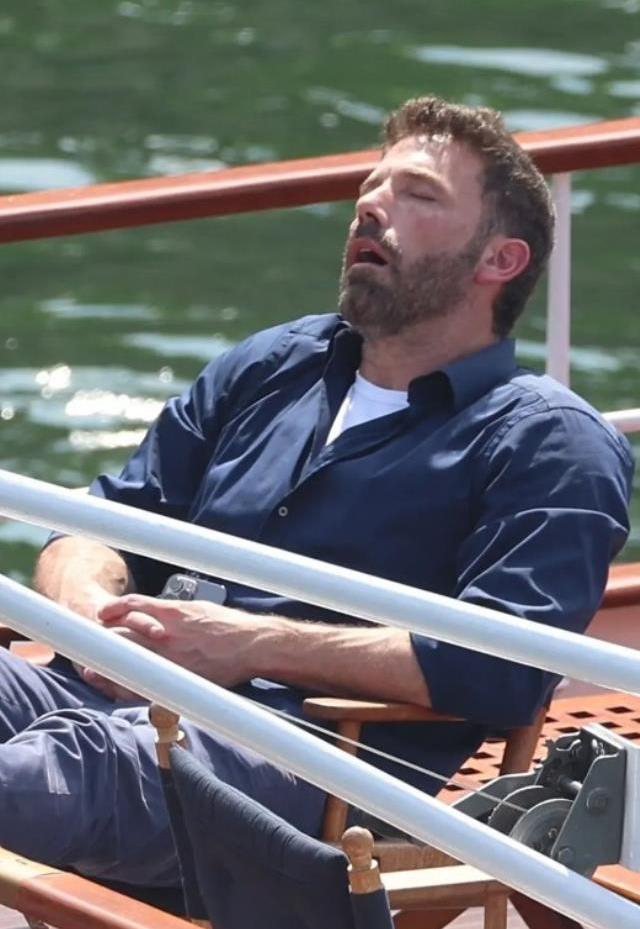Jennifer Lopez ile evlenen Ben Affleck balayında ağzı açık uyuya kaldı