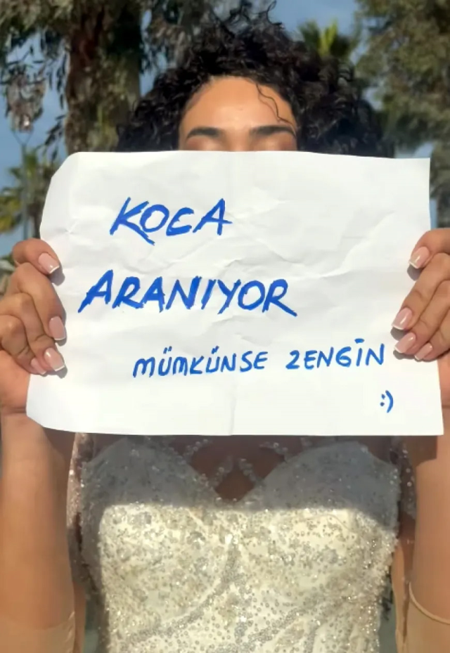 Gelinliği giyip 'Koca aranıyor' yazılı döviz ile sokağa çıktı