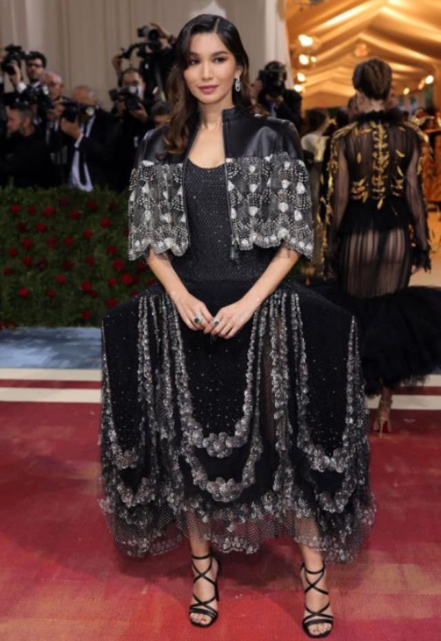 Met Gala'da şıklık yarışı! Gelinlikle katılan da oldu avizeyi andıran elbiseyle de