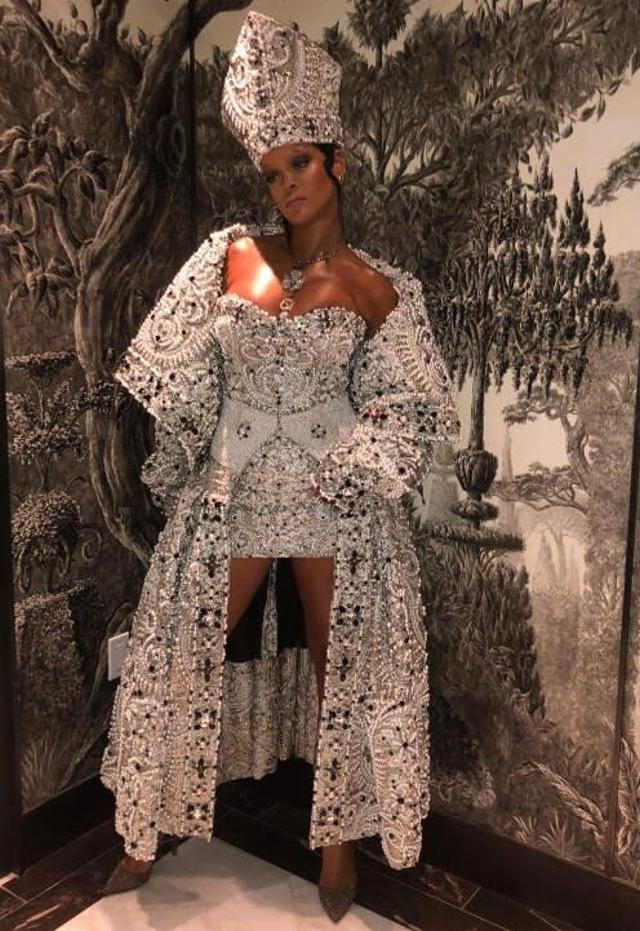 Rihanna'nın Dini Temalı Gala Kıyafeti Herkesi Hayran Bıraktı