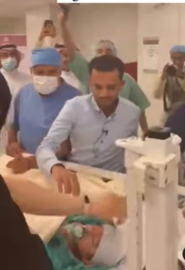 Doğumhaneden çıkarken tüm kameralar oradaydı! Dünya böyle bir bebek görmedi