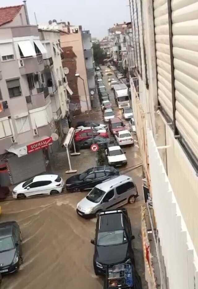 İzmir'de sağanak yağmur: Cadde ve sokaklar göle döndü