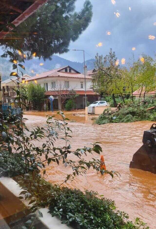 Sağanak ve fırtına Muğla'yı esir aldı! Marmaris Körfezi kahverengiye döndü