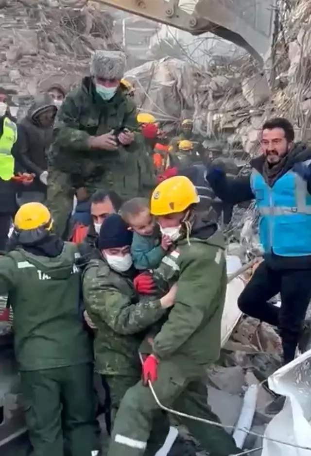 Depremin 159. saatinde 'umut' olan görüntüler! 2 yaşındaki Yavuz hayata böyle gülümsedi