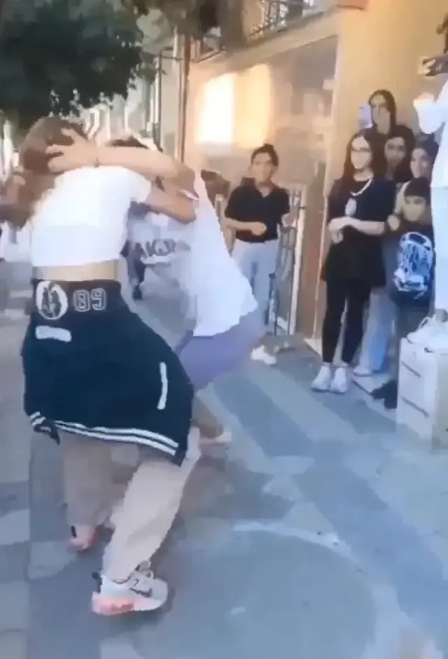 Bir tarafta kızlar, diğer tarafta erkekler! Aynı ilçeden gelen kavga görüntüleri pes dedirtti