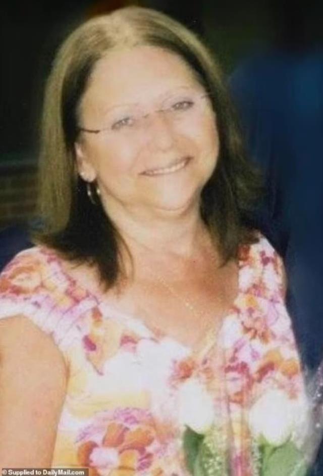 48 yıl önce boşandığı eski karısının mezarına idrarını yaparken kadının çocukları tarafından yakalandı