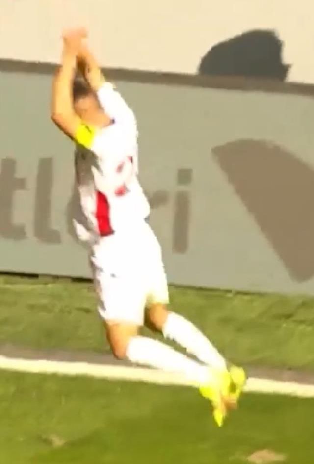 Galatasaray'ın eski futbolcusundan olay gol sevinci! Sosyal medyada gündemin zirvesine oturdu