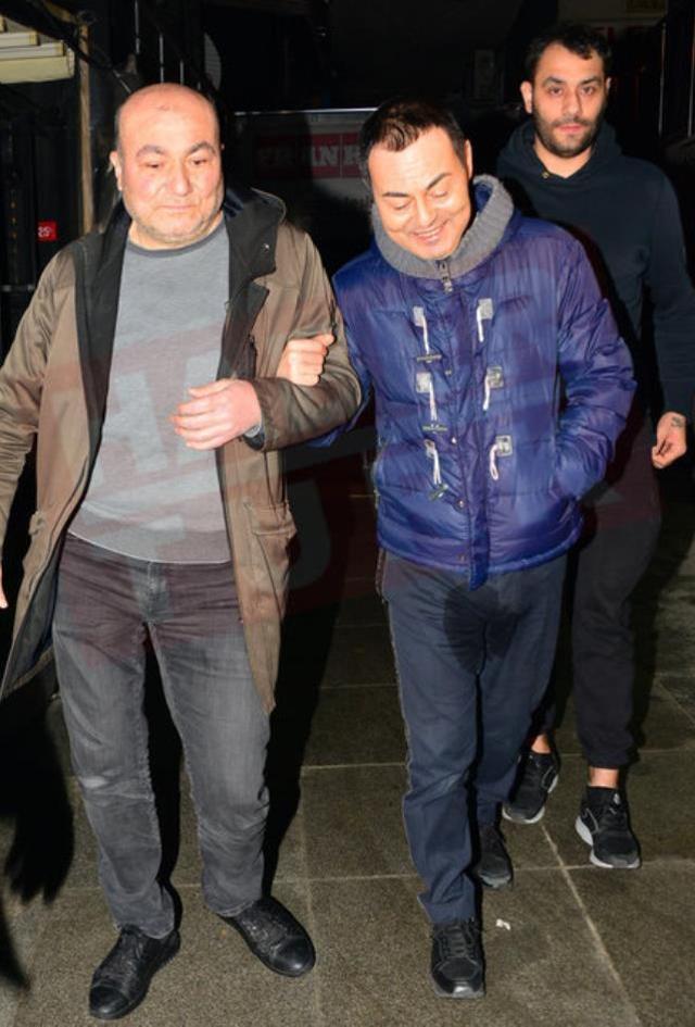 Pantolonundaki ıslaklık kafa karıştırdı! Serdar Ortaç, altına mı kaçırdı?