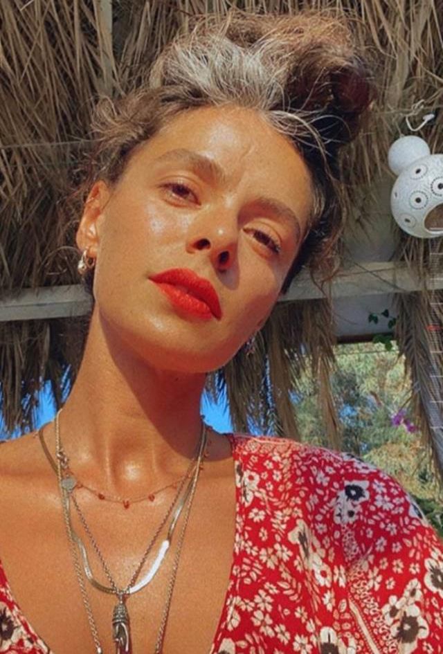 Özge Özpirinçci, simgesi haline gelen beyaz saçlarını boyattı