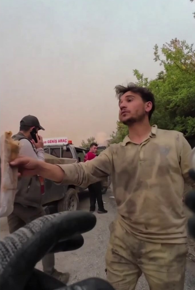 Alevlerin arasında insanlık dersi: Yangın bölgesinde paylaşılan bir lokma yürekleri ısıttı