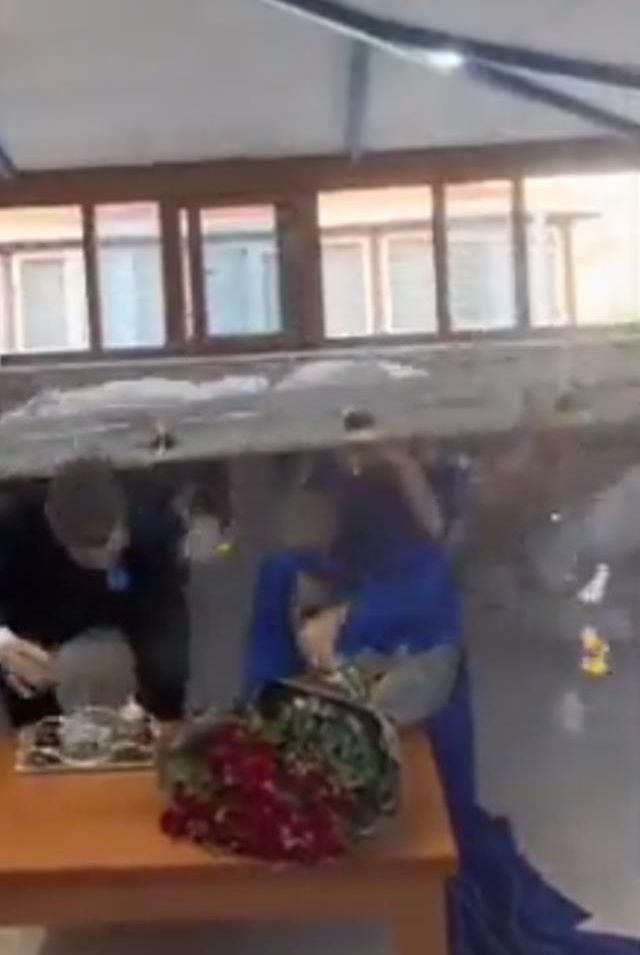 Gelin ve damadın en güzel günleri kabusa döndü: Üzerlerine yıkılan platformla neye uğradıklarını şaşırdılar