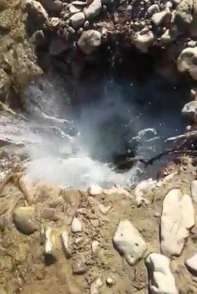 Deprem sonrası ortaya çıkan obruk, 11 günde tüm suyu çekerek dere yatağını kuruttu