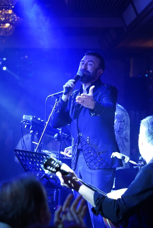 Burçin Bildik sahnelere geri döndü; Aydan Şener sirtaki show yaptı