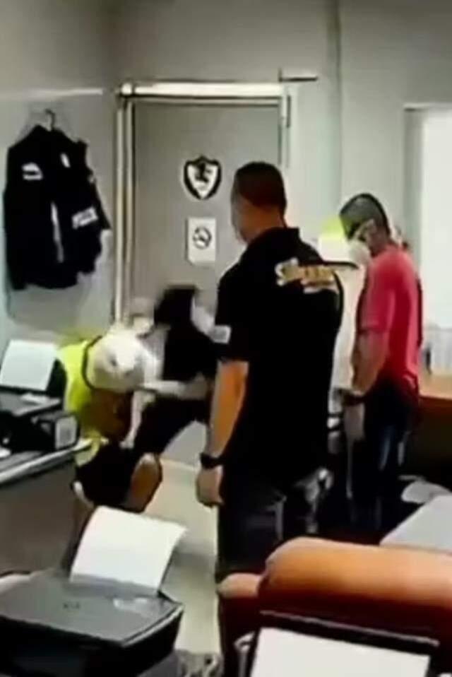 Rüşvet isteyen polisler işkence sırasında cinayet işledi! O anlar güvenlik kamerasına kaydedildi