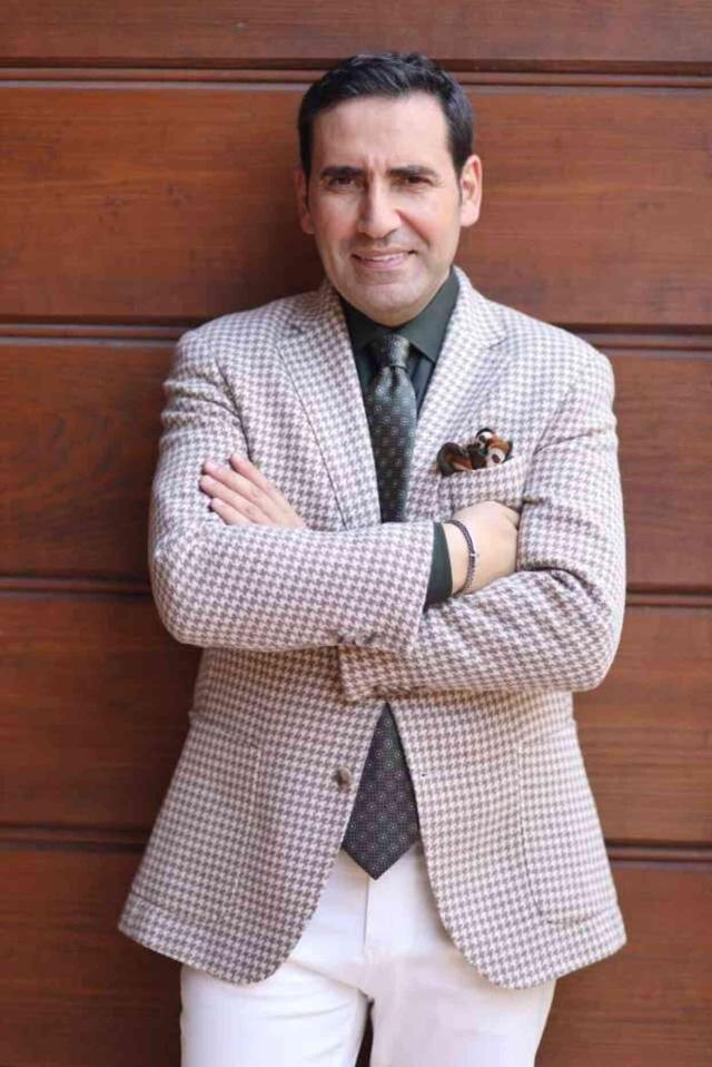 Türk akademisyen ve hafız, Kur'an-ı Kerim'i baştan sona okuyarak 14 dildeki mealiyle yayımlıyor