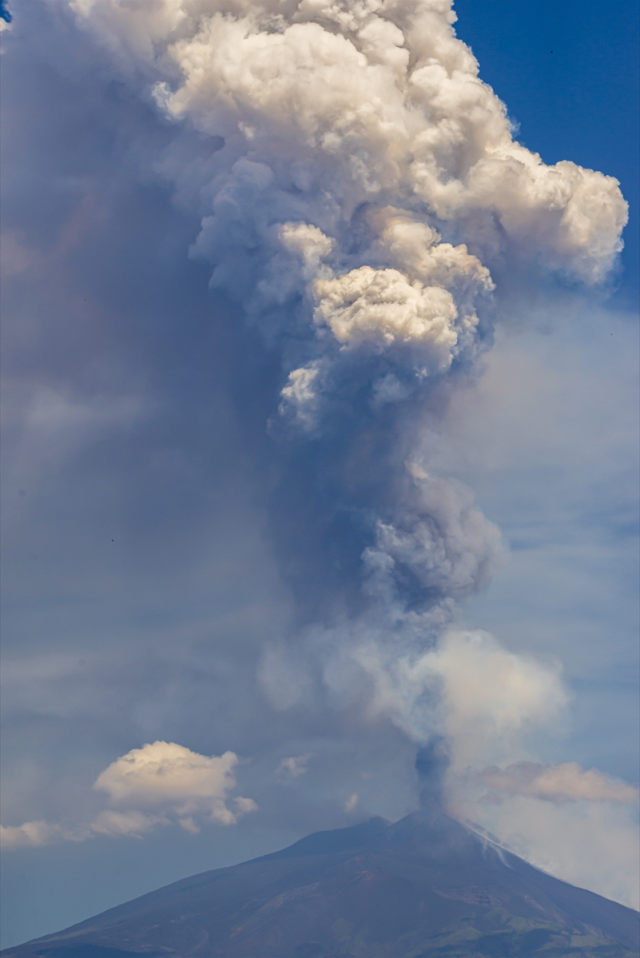 Etna Yanardağı güçlü şekilde kül ve lav püskürttü