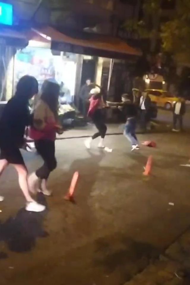 Trans bireyler arasında kavga çıktı, çevredekilerin hareketi pes dedirtti