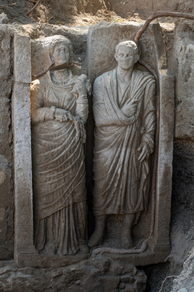 Pompei'deki kazılarda iki adet gerçek boyutlu heykel bulundu