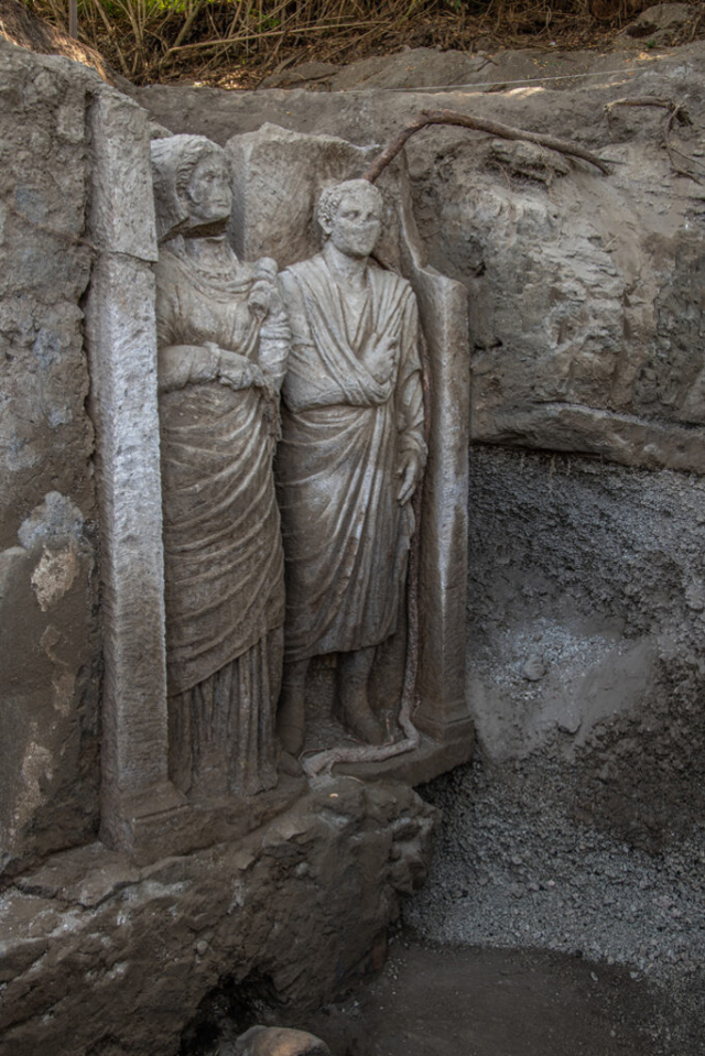 Pompei'deki kazılarda iki adet gerçek boyutlu heykel bulundu