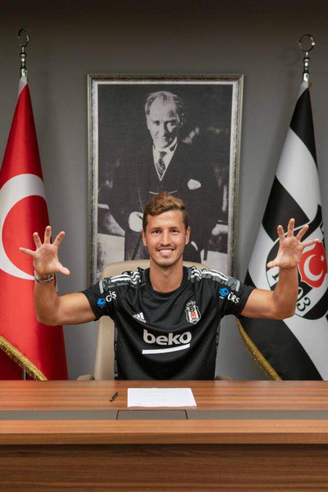 Beşiktaş, Salih Uçan'la 2+1 yıllık sözleşme imzaladı