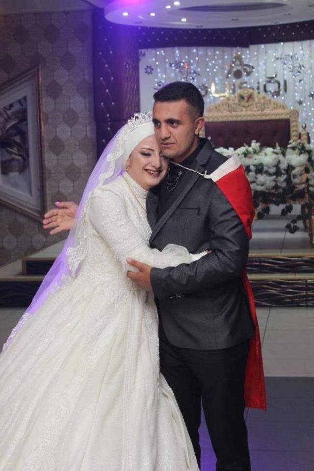 Asker kardeşten ablaya en güzel düğün hediyesi! Gönderdiği mesaj okunurken bayrağa sarılı halde salona girdi