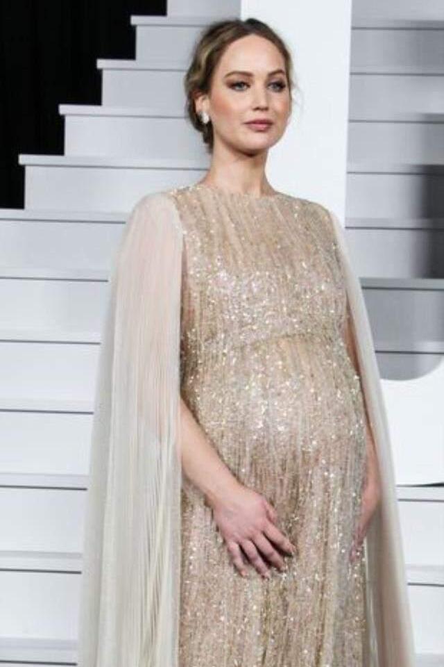 Hamile Jennifer Lawrence'den canlı yayında ağızları açık bırakan cinsel ilişki itirafı! Sunucu bile utandı