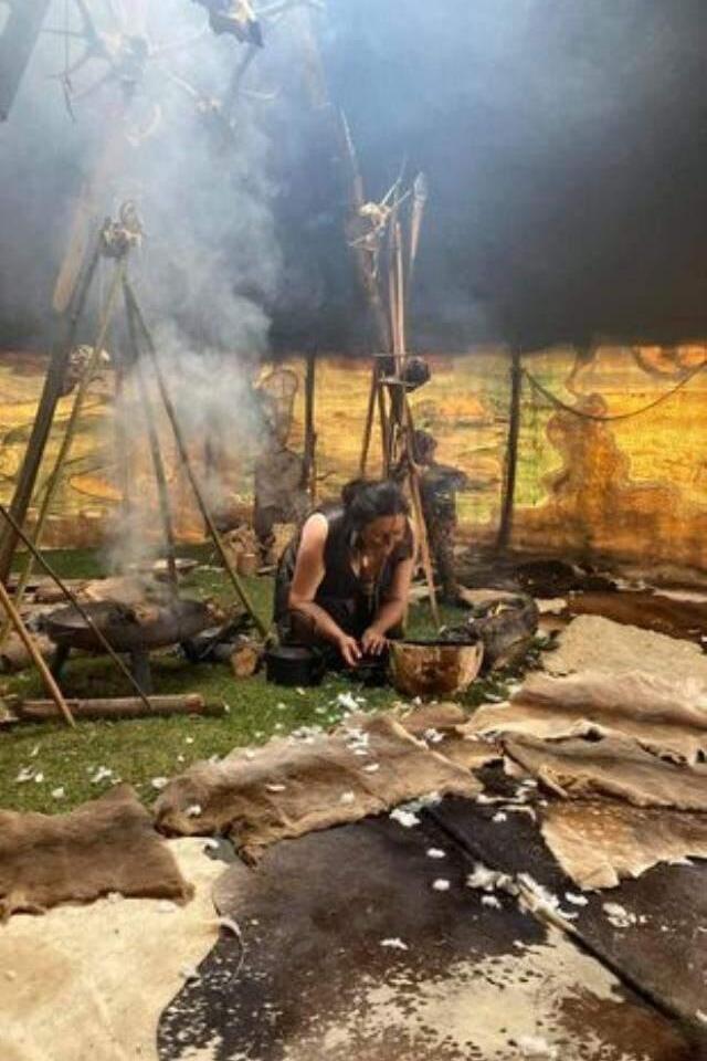 Orman kadınının yaptıkları tartışma yarattı! Yol kenarında bulduğu ölü hayvanları pişirip afiyetle yiyor