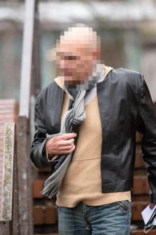 Pencerede kız arkadaşıyla öpüşürken komşusuna yakalandılar, evden çıkmaları istendi