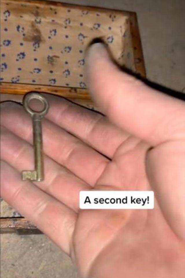 Evinin duvarında bulduğu tozlu sandıkta 'Açmayın' notu yazmasına rağmen sandığı açtı