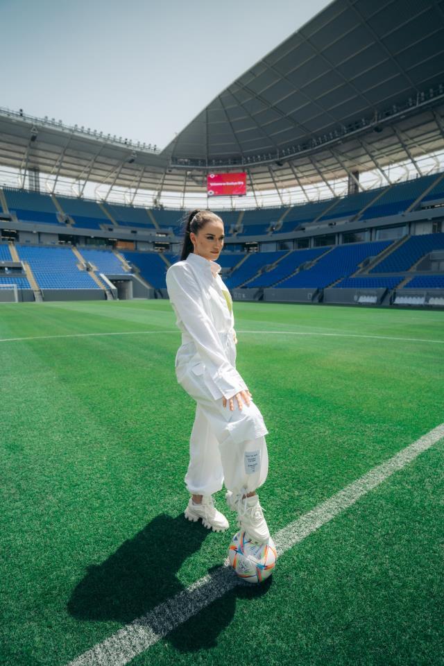 Katar'a davet edilen Fahriye Evcen, stadyumda verdiği pozlarla kendine hayran bırakıyor