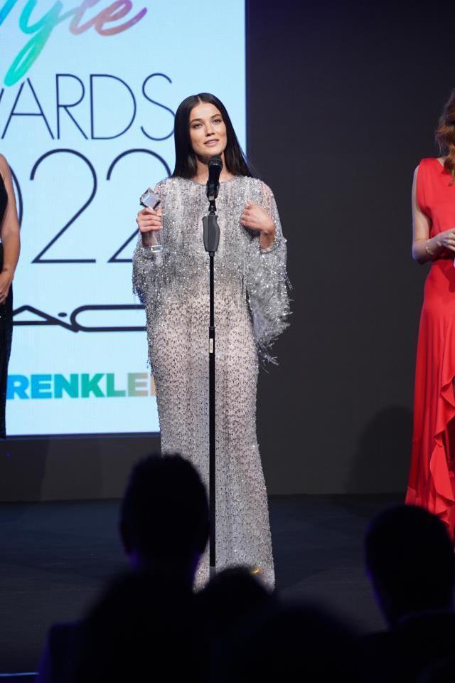 Ünlü isimlerin akın ettiği ELLE Style Awards 2022'de yılın enleri ödüllerini aldı