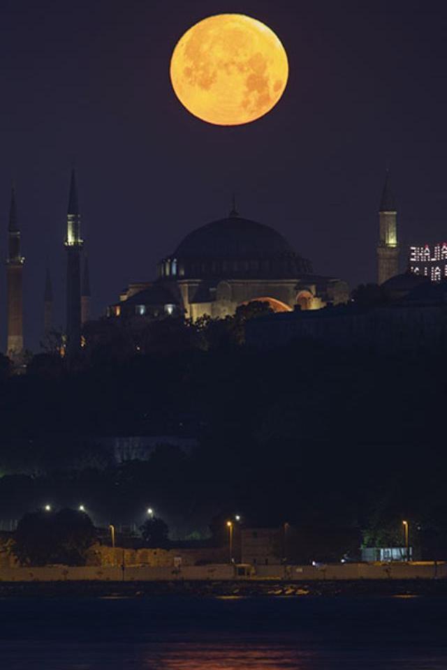 Dün gece İstanbul semaları! 'Süper Ay' tarihi yarımadayla buluştu