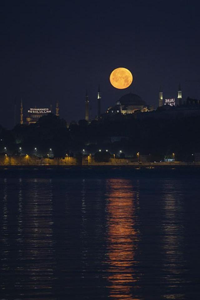 Dün gece İstanbul semaları! 'Süper Ay' tarihi yarımadayla buluştu