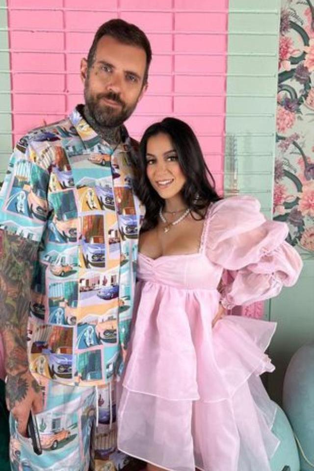 Annenin, oğlunu kreşe bırakırken giydiği kıyafete diğer velilerden tepki yağdı