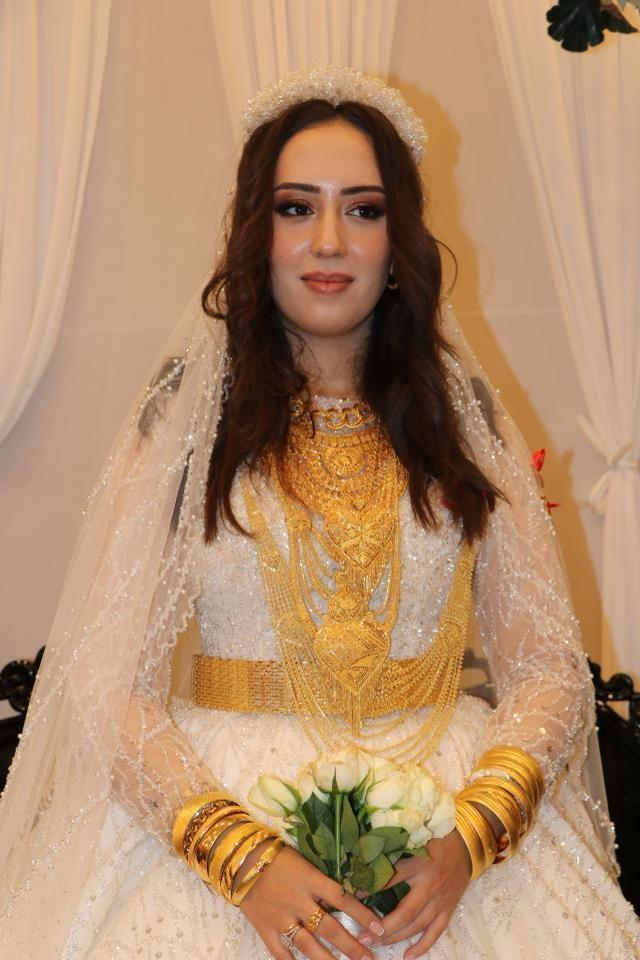 Aşiret düğününde gelin ve damada takılan takılar dudak uçuklattı