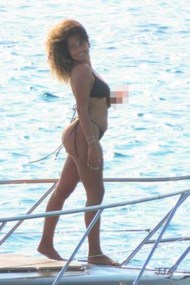 Dünyaca ünlü televizyon yıldızı Amber Gill, Ege sularında tanga bikinisiyle şov yaptı