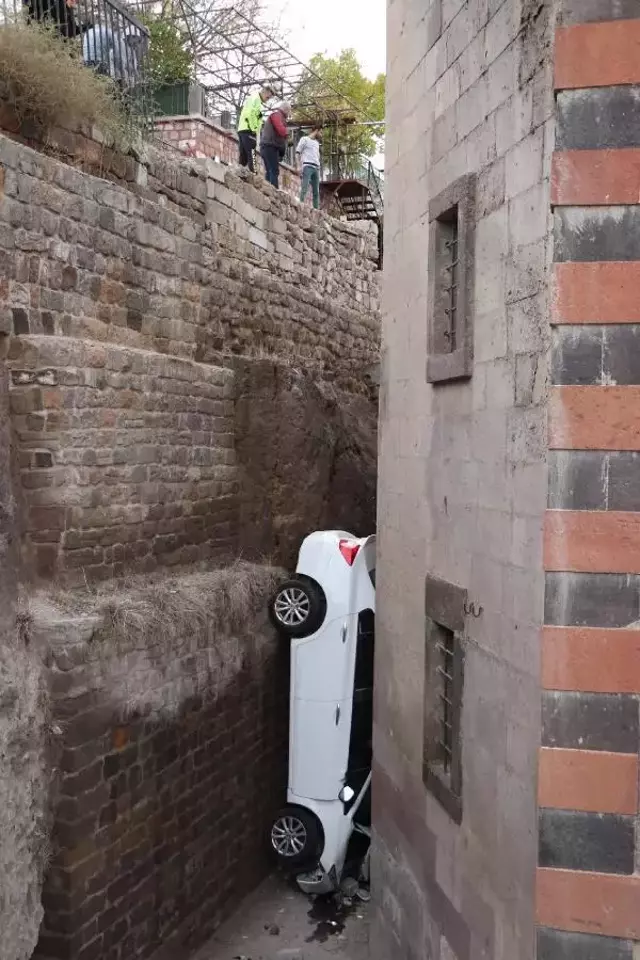 Öğretmenlerin kutlama kahvaltısı, kabusla sonuçlandı! Dönüş yolunda 5 metreden düşen otomobil, 2 duvar arasına sıkıştı