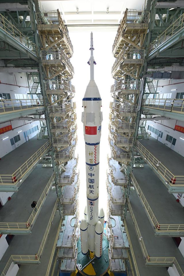 Çin'in Shenzhou-16 Uzay Aracı Fırlatma Alanına Nakledildi
