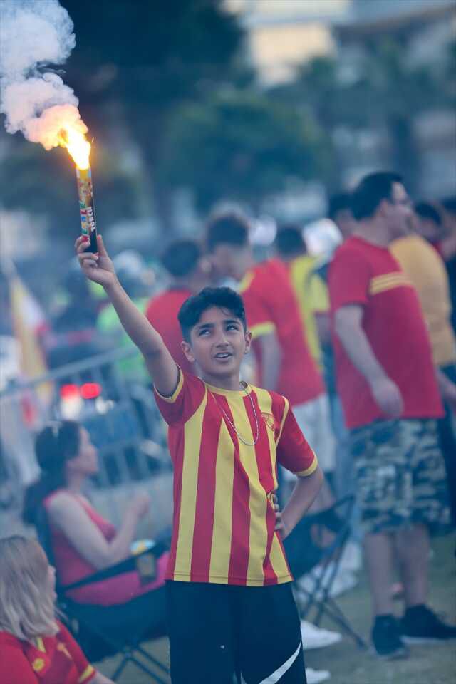 Gece gündüze döndü! Göztepe'nin 98. yıl dönümü İzmir'de coşkuyla kutlandı