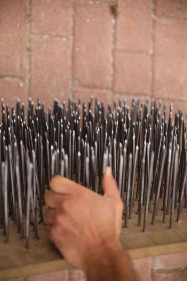 İddia uğruna 700 çivinin üzerine yattı: Soluğu hastanede tetanos aşısı olurken aldı